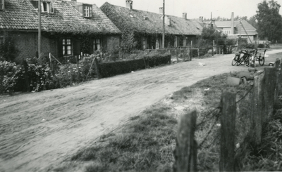 26274 Gezicht op de Tusschenhoeven ( Lange Buurt ) bij het Jodenkerkhof te Bilthoven.